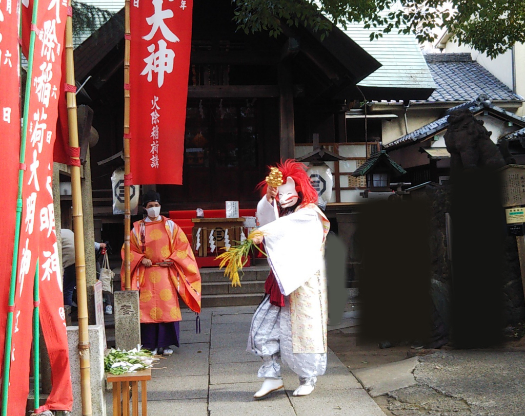 三島神社境内 火除稲荷祭の奉納舞の様子